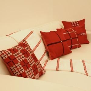 Coussin rouge tissé à la main en Ethiopie. 