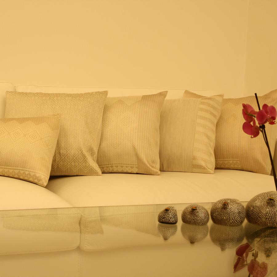 Coussin doré tissé à la main, fruit de l'artisanat éthiopien