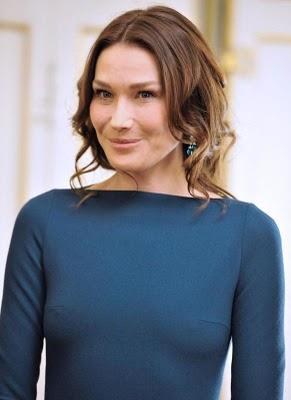 carla bruni seins