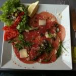 Entrée : carpaccio de boeuf, lamelles de truffes et copeaux de parmesan