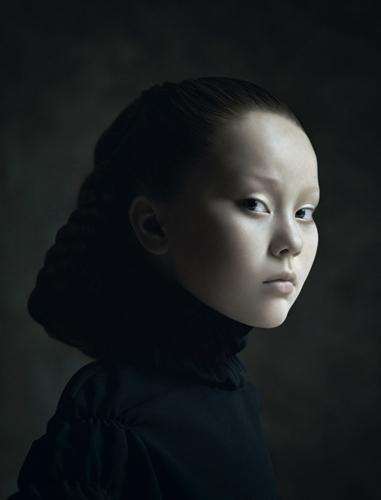 Portraits de jeunes filles.
Celui de Petrus Chrisus est...