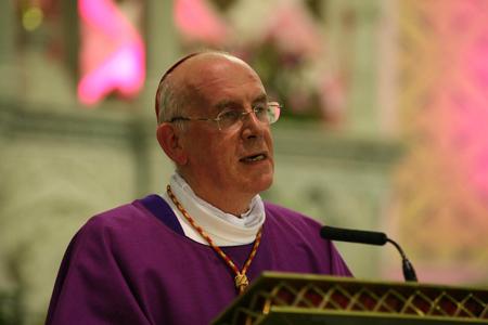Benoît XVI condamne les fautes de l'Église en Irlande http://www.kandle.ie/wp-content/uploads/2008/12/cardinal_brady_carlow.jpg