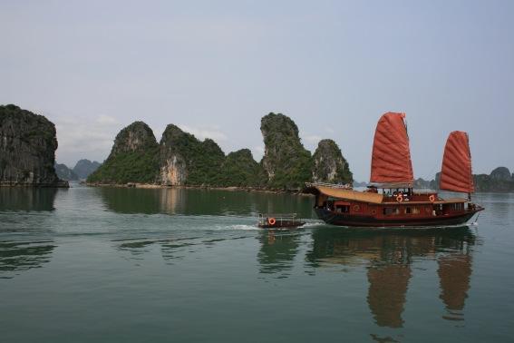 Croquis du dimanche, silhouettes d’ailleurs et d’ici: Le capitaine de la baie d’Along jonque-baie-dalong-viet-nam.1269061264.jpg