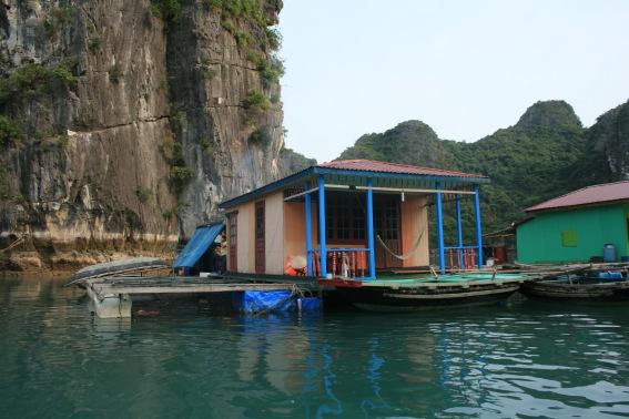 Croquis du dimanche, silhouettes d’ailleurs et d’ici: Le capitaine de la baie d’Along maison-bleue-baie-dalong.1269061311.jpg