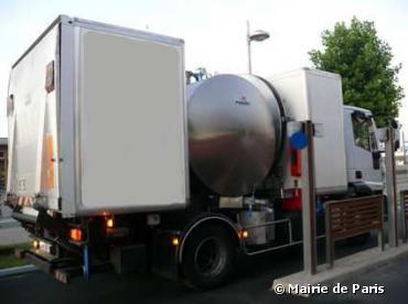 Paris recycle l'huile alimentaire en biocarburant pour laver ses trottoirs