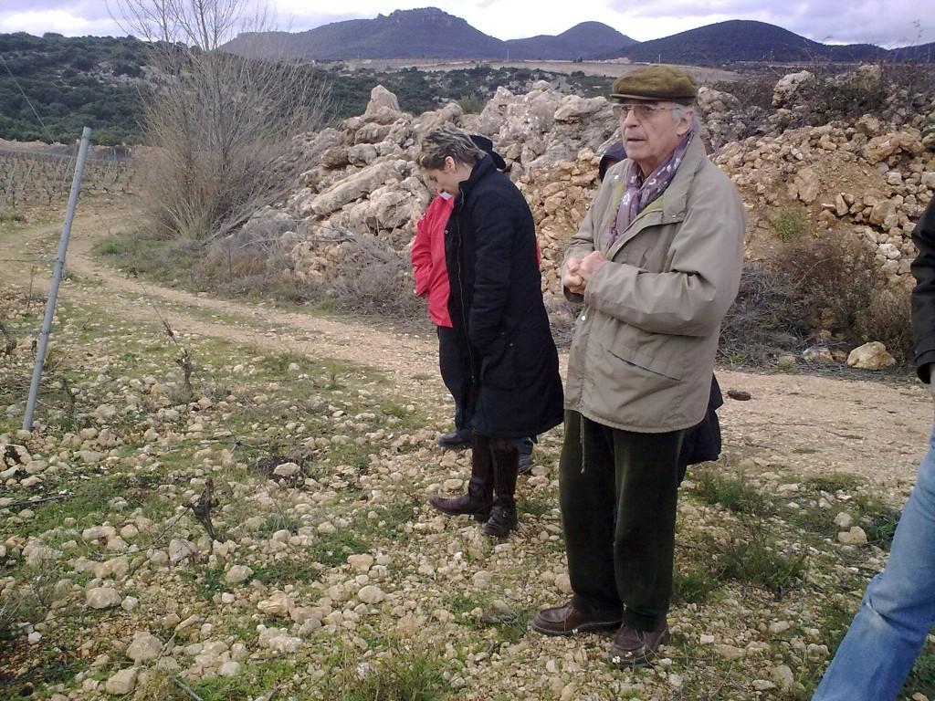 Mr Fadat dans les cocalières les vignes de son fils