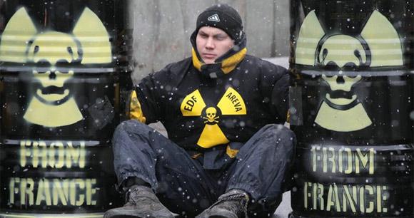 Déchets nucléaires : Greenpeace bloque l’ambassade de France à Moscou !