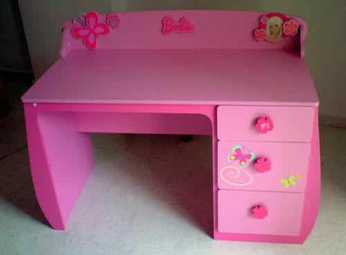 All Dolled Up … ou l’installation de mon bureau tout rose ;) meublesrooses005