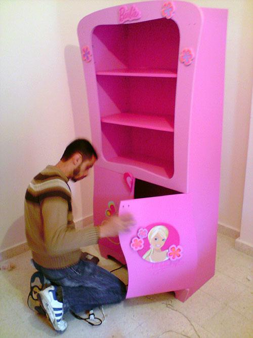 All Dolled Up … ou l’installation de mon bureau tout rose ;) meublesrooses006