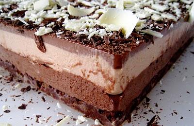 Mousse pralinée et chocolat sur feuilleté croquant praliné