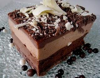 Mousse pralinée et chocolat sur feuilleté croquant praliné
