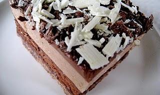 Mousse pralinée et chocolat sur feuilleté croquant praliné