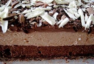 Mousse pralinée et chocolat sur feuilleté croquant praliné