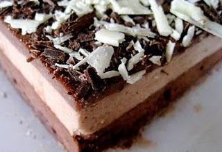 Mousse pralinée et chocolat sur feuilleté croquant praliné