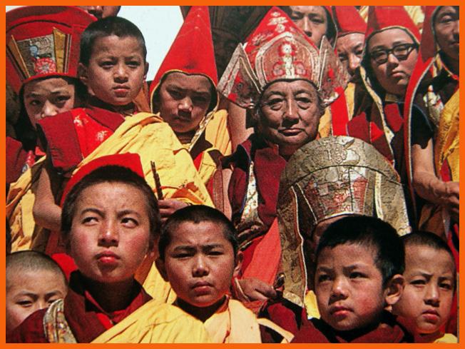 khyentse-rinpoche-parmi-les-enfants.1266495634.jpg