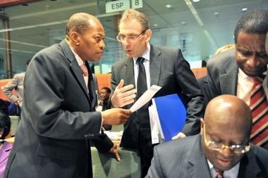 M. Andris Piebalgs échangeant avec M. Mohamed Ibn Chambas, le Président de la Commssion de la CEDEAO, ont paraphé la révision de l'Accord de Cotonou, en vue de sa signature officielle en juin porchain à Ouagadougou, le 19 mars. Photo (DR)