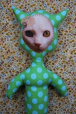 Poupée de créateur, à pois bleus sur fond vert, en série limitée. (Poupée Laïs n°11) Poupée de créateur, à pois bleus sur fond vert, en série limitée. (Poupée Laïs n°11)