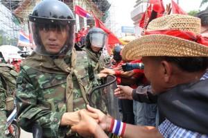 Des soldats sont retirés de plusieurs campements après un rassemblement des chemises rouges