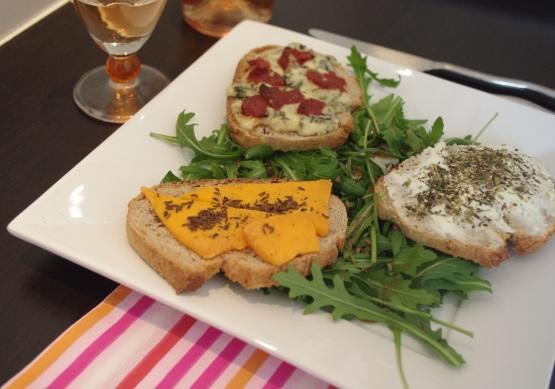 Recette cuisine : Petites tartines rigolotes aux 3 fromages