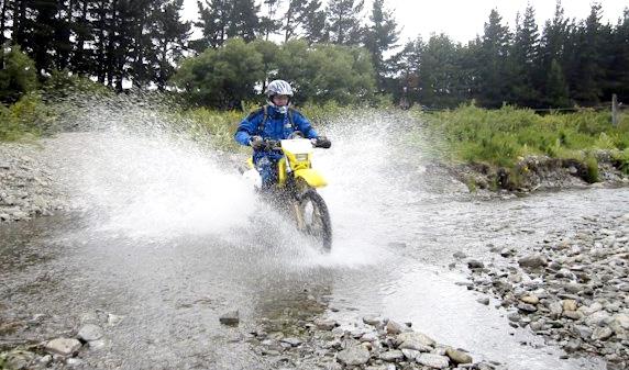 moto FIRST CHAPTER OF MISTER LOOSE’S DAILY GRIND / LA ROUTINE DE MISTER LOOSE, CHAPITRE 1.