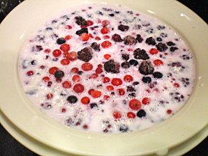 ET OUIIII ENFIN DES YAOURTS .....ET .. DES YAOURTS AUX FRUITS ROUGES..... 100_0813-copie-2.JPG