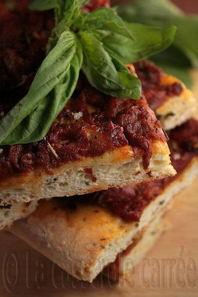 Pizza aux tomates confites et basilic