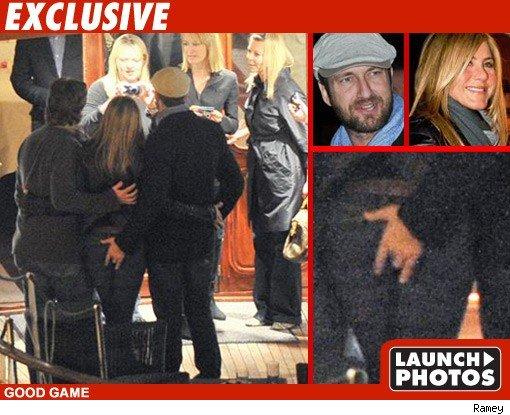 Jennifer Aniston reprend un doigt de Gerard Butler