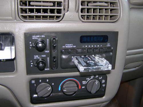 faux bricolage autoradio Quelques gadgets anti-vol pas communs !