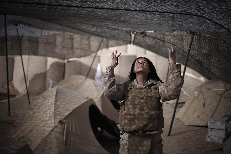 Le 21 mars, Nekqadama, cette femme en uniforme US et d’origine afghane pose devant l’objectif du photographe, dans la base militaire de Marjah. Elle est interprète, et fait ainsi le lien entre les deux cultures.