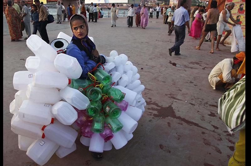 Jeudi 1er avril, cette jeune femme vend des bidons en plastique destinés à être remplis de l’eau du Gange, l’une des sept rivières sacrées d’Inde. Les hindous pensent que s’immerger avec cette eau les nettoiera de tous leurs péchés.