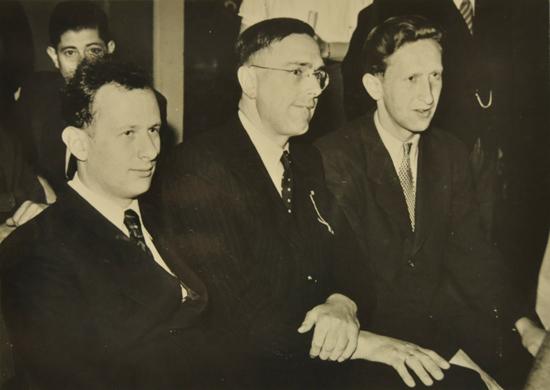 Groningue 1946. Smyslov dispute son premier tournoi à l'étranger et y termine troisième. De gauche à droite : Isaac Boleslavksy son compatriote, Max Euwe l'ancien champion du monde de 1935 à 1937 et Vassily Smyslov