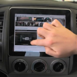 Un iPad intégré dans le tableau de bord d’une Toyota