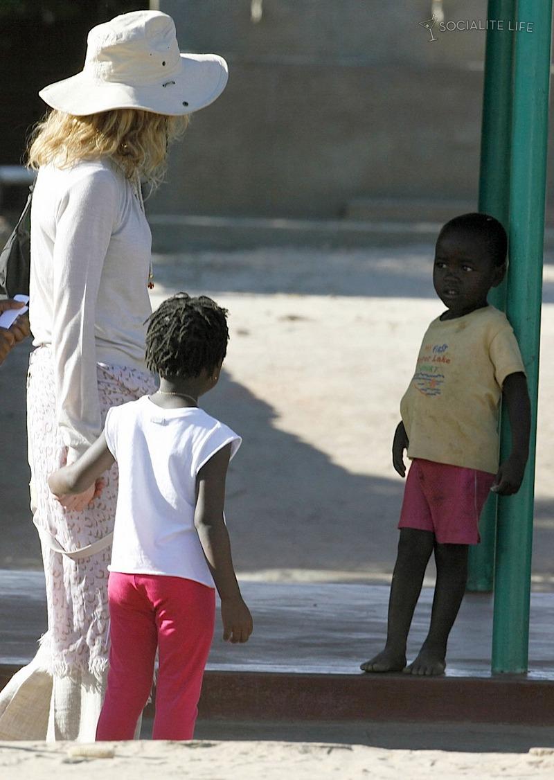Madonna rendant visite à l'orpheu de ses enfants au Malawi