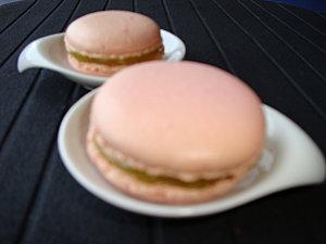 Macarons à la Rose et à la Pistache (par Aurélie) DSC00323.JPG