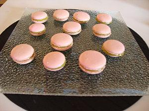Macarons à la Rose et à la Pistache (par Aurélie) DSC00336.JPG