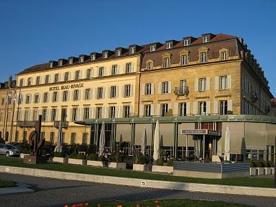 Un thé au bord du Lac de Neuchâtel Un thé au bord du Lac de Neuchâtel