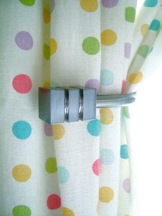 Un gros bouton, un pt'it rideau! Rideau