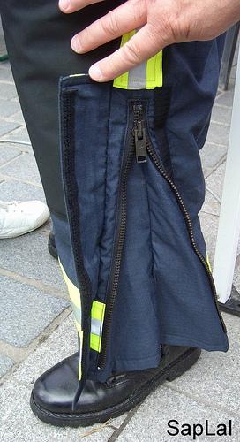 Sapeurs Pompiers - Les tenues (3) Détail surpantalon nouvelle tenue de feu sapeur pompier