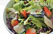 Salade de mesclun aux fraises et vinaigrette balsamique