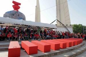 Les chemises rouges défilent avec les cercueils de leurs camarades décédés tandis que le gouvernement thaïlandais accuse des « terroristes »