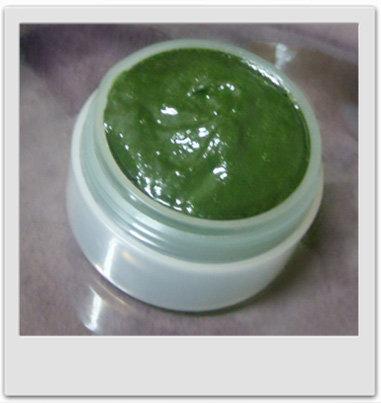 Masque et gommage éclat à la spiruline et au thé vert : recettes de cosmétiques naturels maison avec macosmetoperso