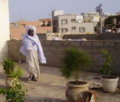 La cousine et le monument de la Renaissance Africaine La cousine et le monument de la Renaissance Africaine