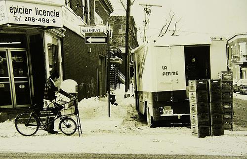 Montréal, janvier 1976. Rue Villeneuve angle De Bullion.