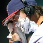 David Huff crême Une bonne vieille tradition : le lanceur qui réussit son premier match complet dans les Ligues Majeures reçoit son lot de crême dans le visage. David Huff n'y a pas échappé. Fallait pas être bon et faire gagner les Indians !