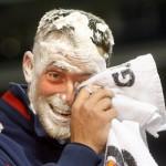 Mitch Talbot crême Le lendemain, c'était au tour de Mitch Talbot de recevoir la même chose. On murmure que les Indians ont déjà épuisé leur stock de crême.