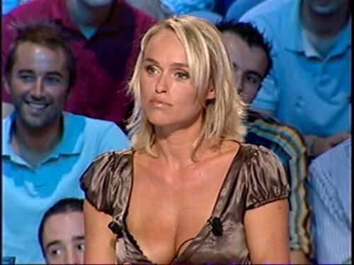 Cécile de Ménibus se lâche totale chez Morandini et pousse la chansonnette. Regardez cecile de menibus
