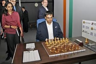 Championnat du Monde d'échecs 2010. World Chess Championship. Match Anand - Topalov. Ronde 1 le samedi 24 avril 2010. Anand aura les noirs! Yes! Anand Viswanathan © www.anand-topalov.com