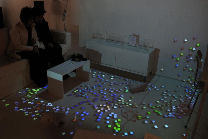 07_905 Curieux écrans