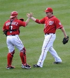 Dodgers Nationals Baseball Matts Capps et Ivan Rodriguez (7) se congratulent après avoir assuré la victoire des Nationals contre les Dodgers dimanche (1-0). La réussite de ces deux joueurs n'est pas étrangère au bon début de saison de Washington (photo AP/Nick Wass)