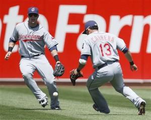 Indians Athletics Baseball Matt Laporta (gauche) et Asdrubal Cabrera (13) qui n'arrivent pas à capter une balle. Dimanche, comme souvent cette semaine, les Indians ont connu la misère.